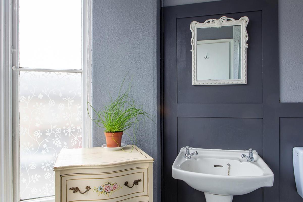 The Bear Bread Bakery: Boutique En-Suite with Bakery Breakfast in Colyton Exterior photo