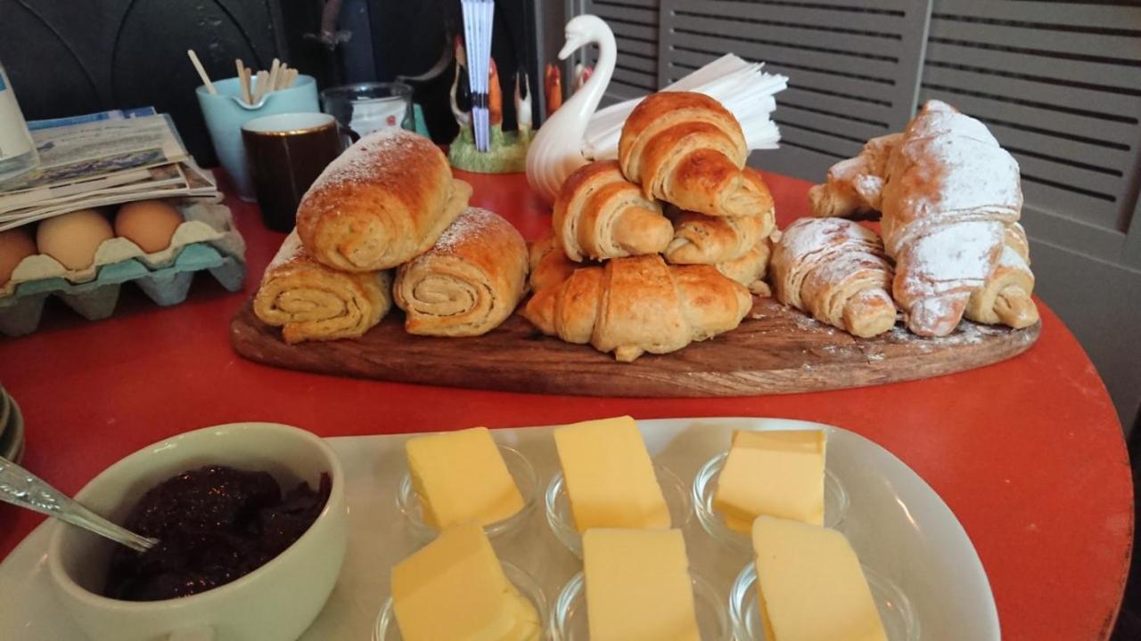The Bear Bread Bakery: Boutique En-Suite with Bakery Breakfast in Colyton Exterior photo