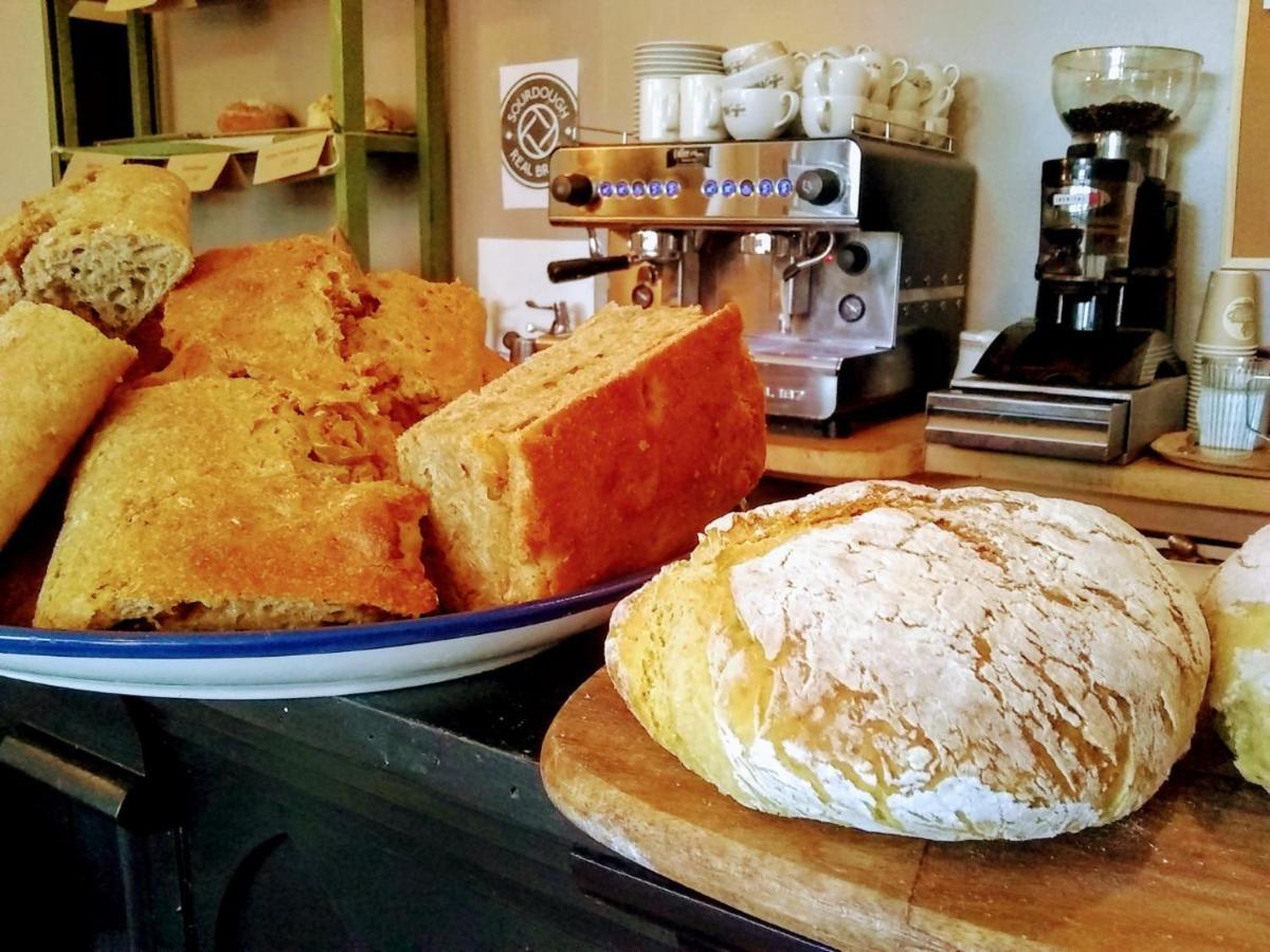 The Bear Bread Bakery: Boutique En-Suite with Bakery Breakfast in Colyton Exterior photo