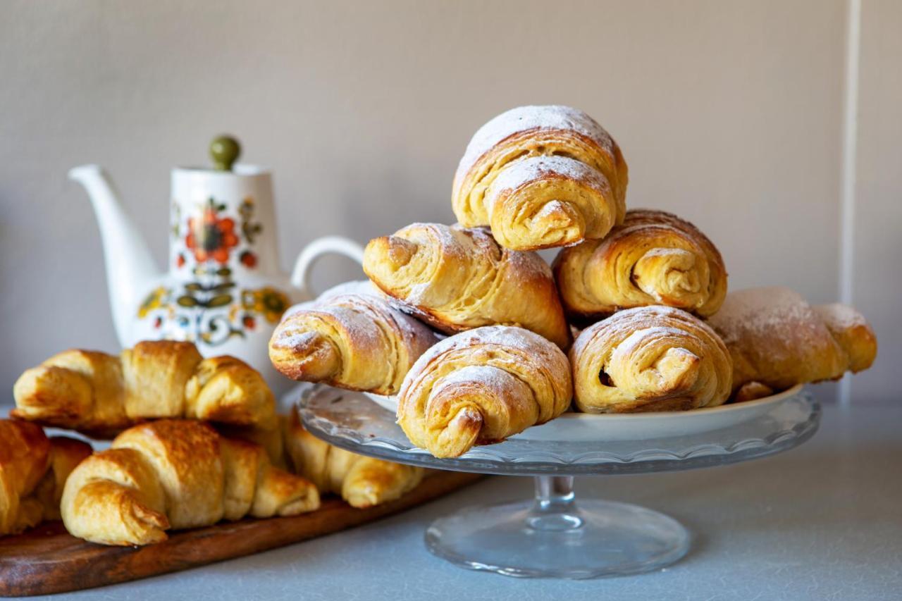 The Bear Bread Bakery: Boutique En-Suite with Bakery Breakfast in Colyton Exterior photo